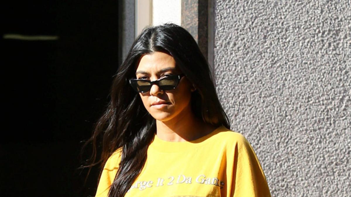 Kourtney Kardashian apuesta por las camisetas 'vintage'