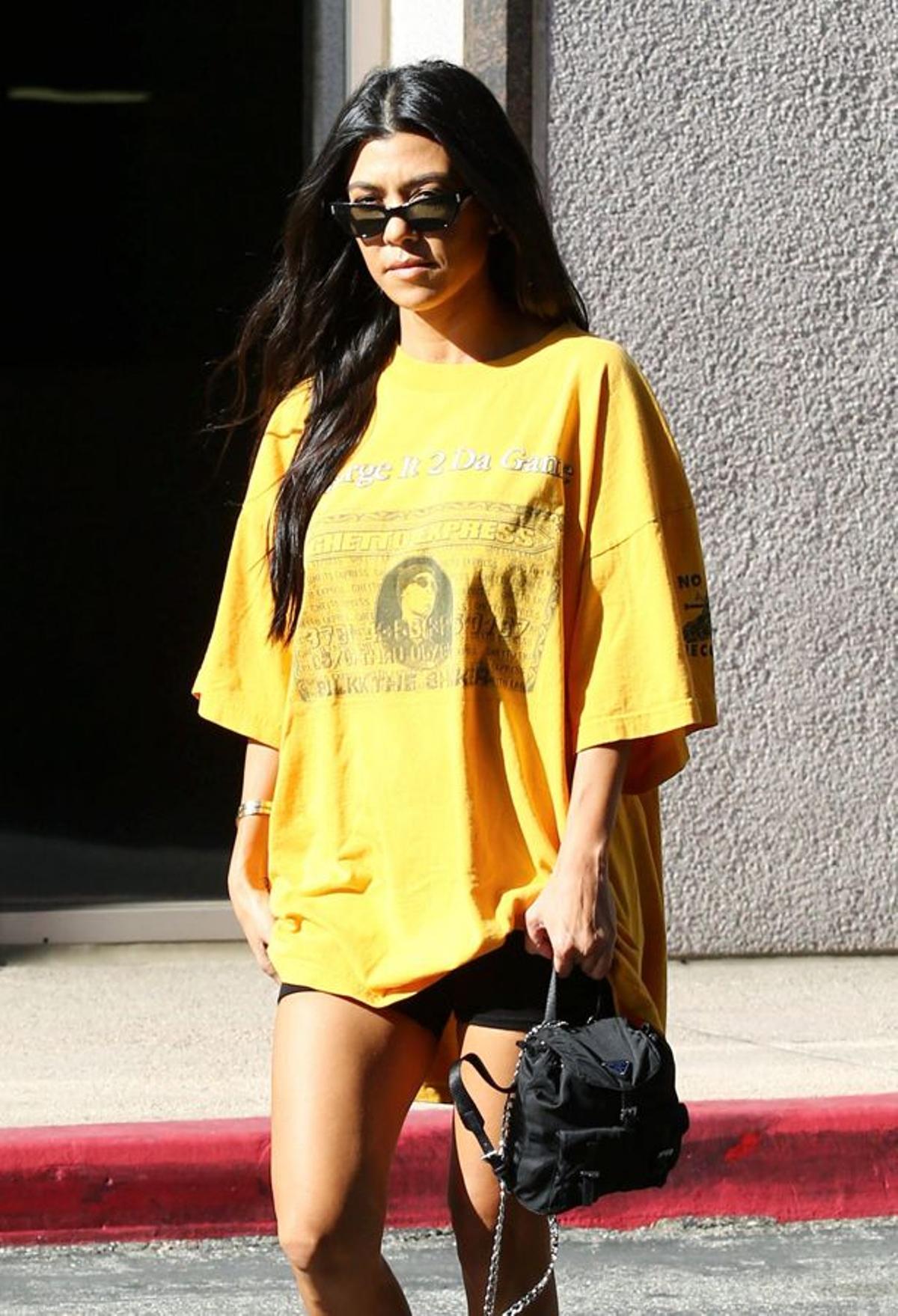 Kourtney Kardashian apuesta por las camisetas 'vintage'