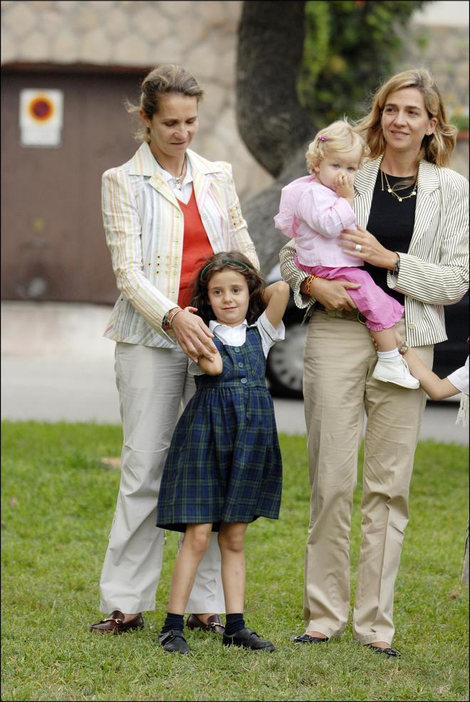 La infanta Elena con Victoria Federica y la infanta Cristina con Irene Urdangarin durante un acto oficial en Barcelona en 2006