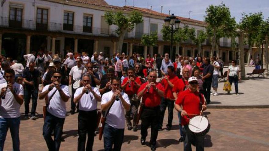 El grupo infantil de danzas baila sobre el escenario.