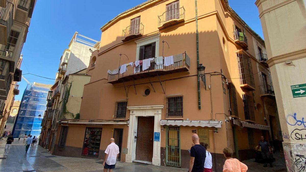 El balcón del XVIII, de elegante vuelo curvo y arbotantes de forja, reconvertido en tendedero, esta semana.