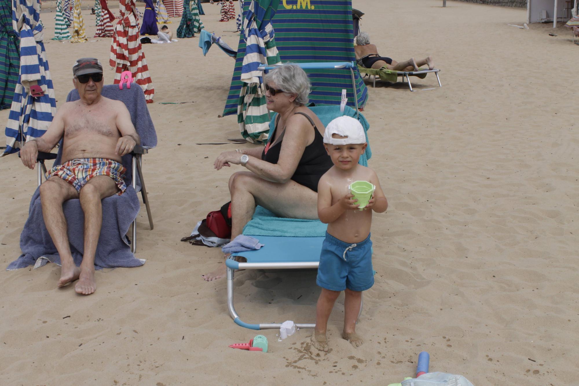 En imágenes: El verano asoma en la playa de San Lorenzo