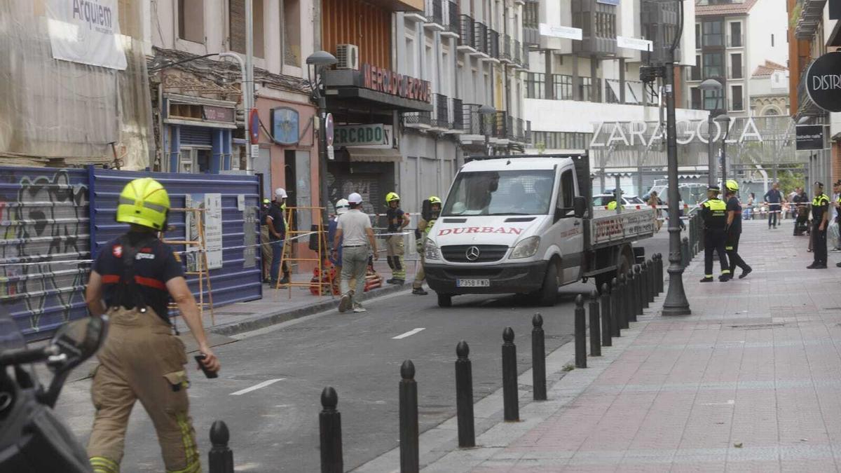 EN IMÁGENES | Desalojo de un edificio de la calle Azoque por riesgo de derrumbe