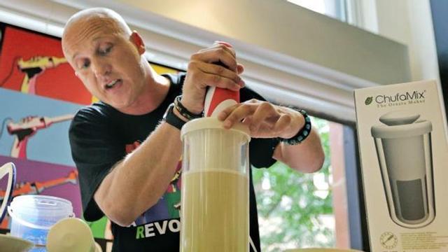 Andoni Monforte, responsable de 'Chufamix', ha hecho una demostración este mediodía de este utensilio de cocina