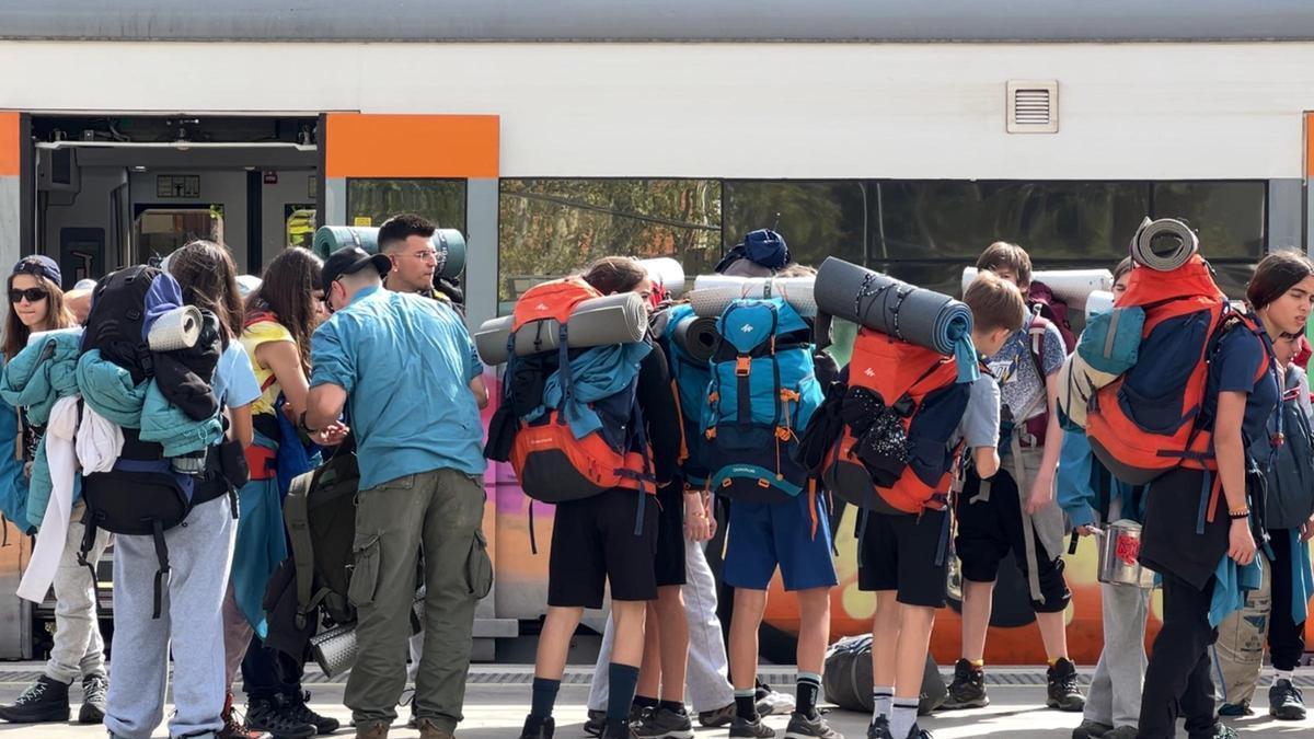 Usuaris de Rodalies a Figueres, en una imatge d'arxiu.