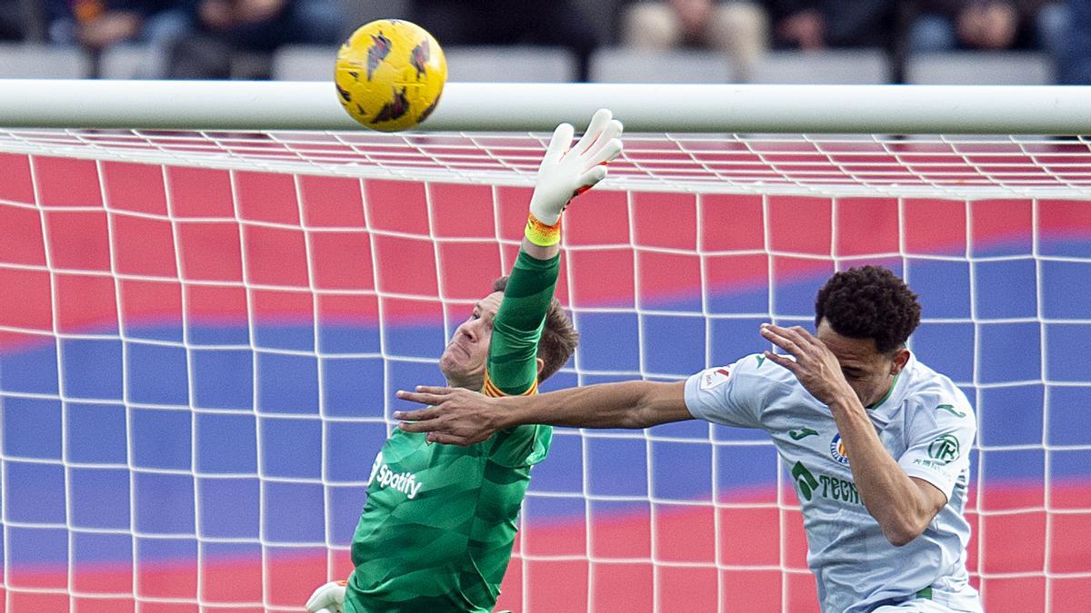 Ter Stegen intenta un despeje en el Barça-Getafe de Montjuïc.