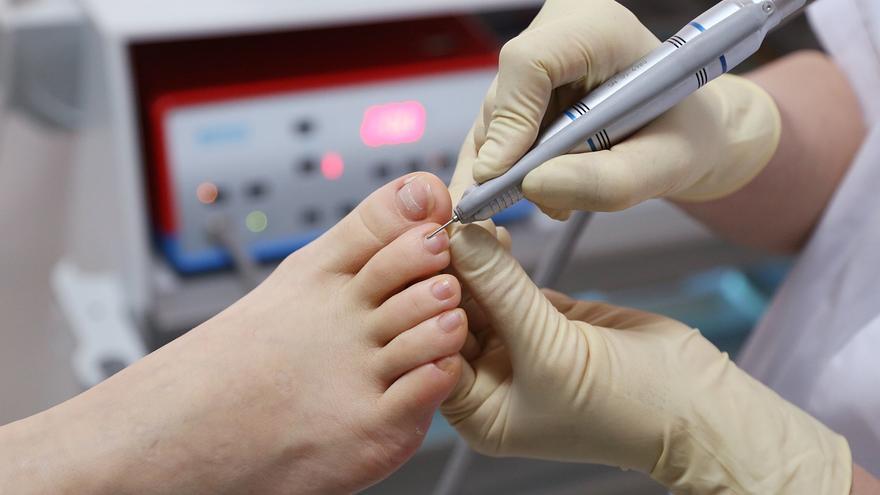 Cómo cuidar ahora los pies y sus uñas para evitar problemas y dolores después de los 65 años