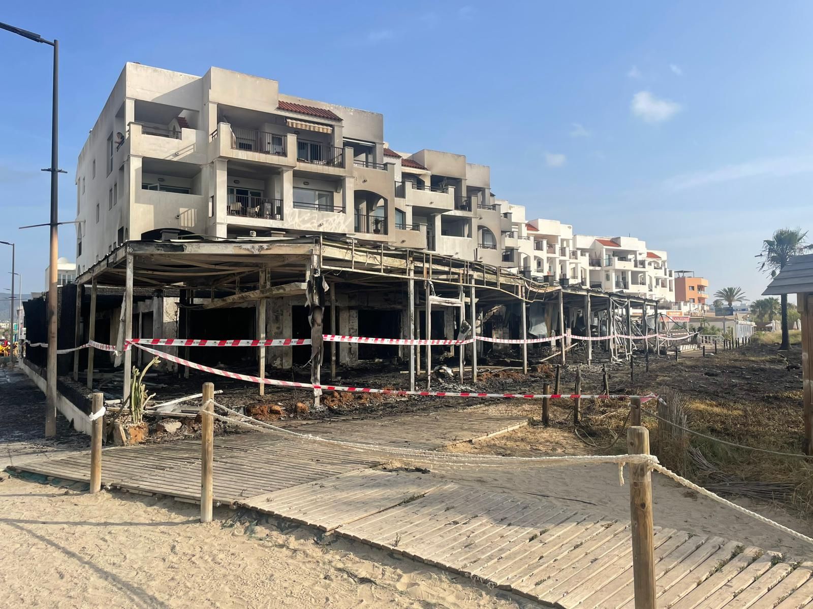 Todas las imágenes del devastador incendio en una zona de ocio de Ibiza