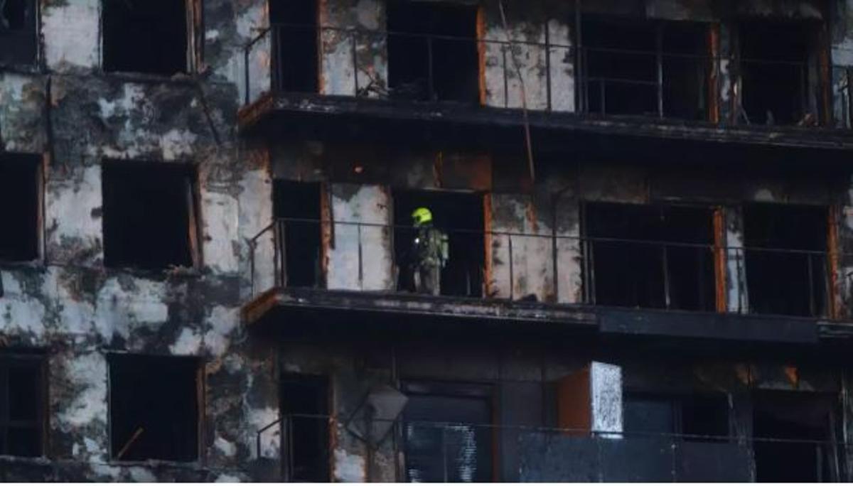 Bomberos en el edificio calcinado de Campanar