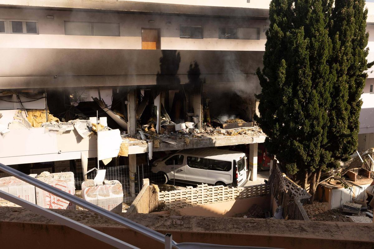Impresionantes imágenes de los destrozos provocados por la explosión de un piso en Ibiza