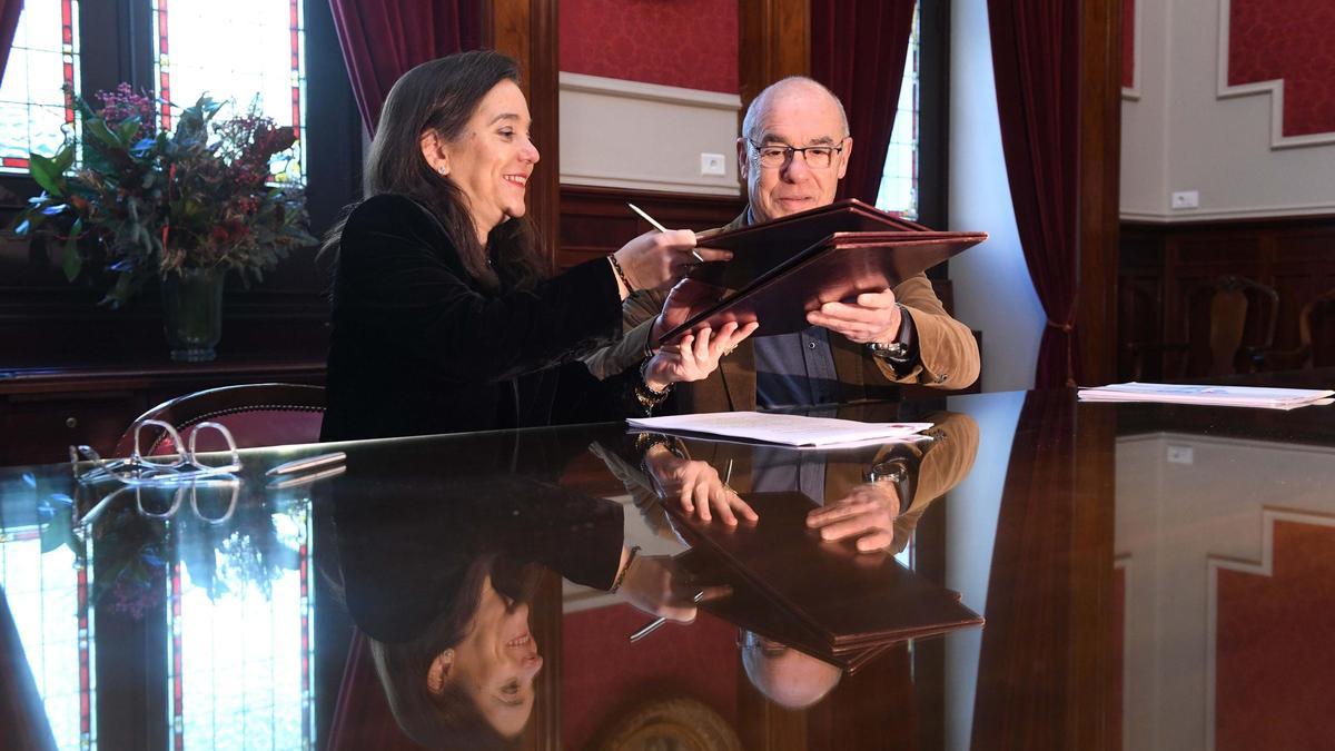 Inés Rey y Francisco Jorquera, en la firma del acuerdo para el presupuesto de A Coruña.