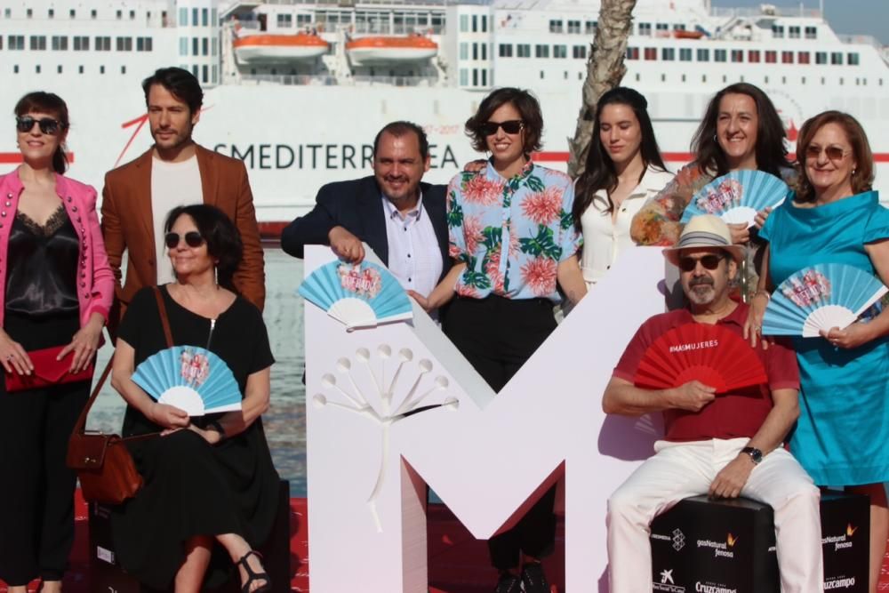 El elenco de la cinta, que concursa en la Sección Oficial, posa para los medios en el Muelle Uno con su directora Marta Díaz al frente.