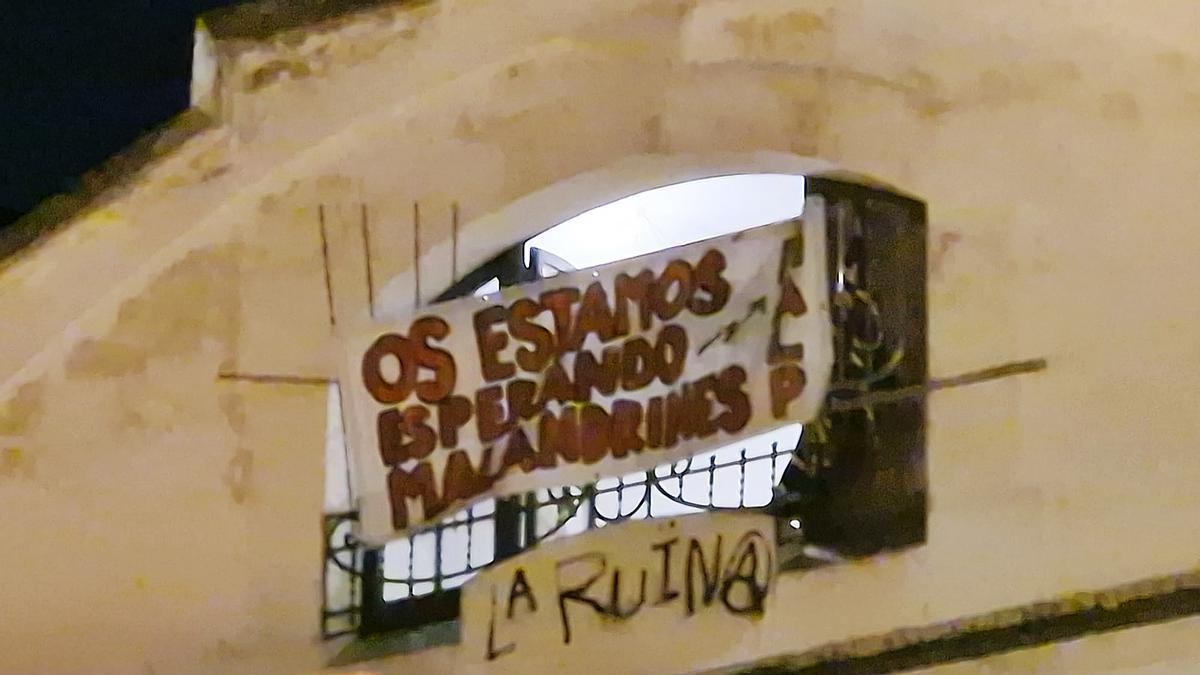 Los okupas bunkerizan la casa okupa la Ruina, ante el desalojo