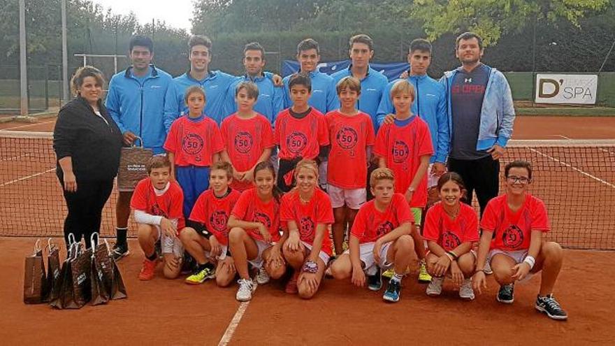 Els tennistes del CT Manresa acompanyats dels jugadors de la base que van fer de recollidors de pilotes