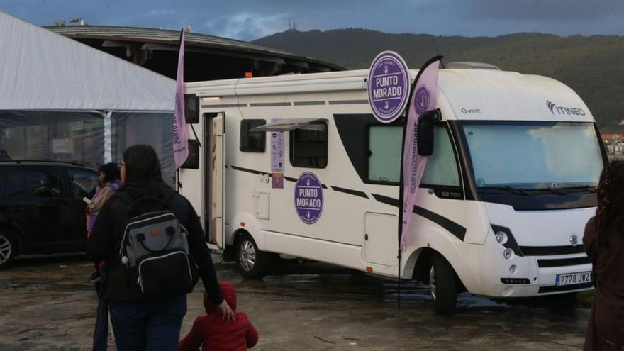 Las caravanas también llegan al Entroido. Moaña no escapa al turismo de caravana, pero en este caso la que llegó es por una buena causa. Es la caravana instalada junto a la carpa del entroido como punto lila contra las violencias.