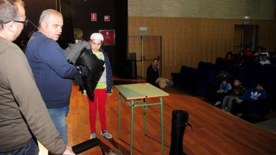 El auditorio de Lalín acogió la presentación de la insogaita abierta a gaiteiros y vecinos.  // Bernabé/J. Lalín