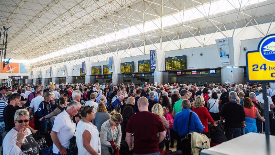 Aeropuerto de Gran Canaria en un día de afluencia masiva.