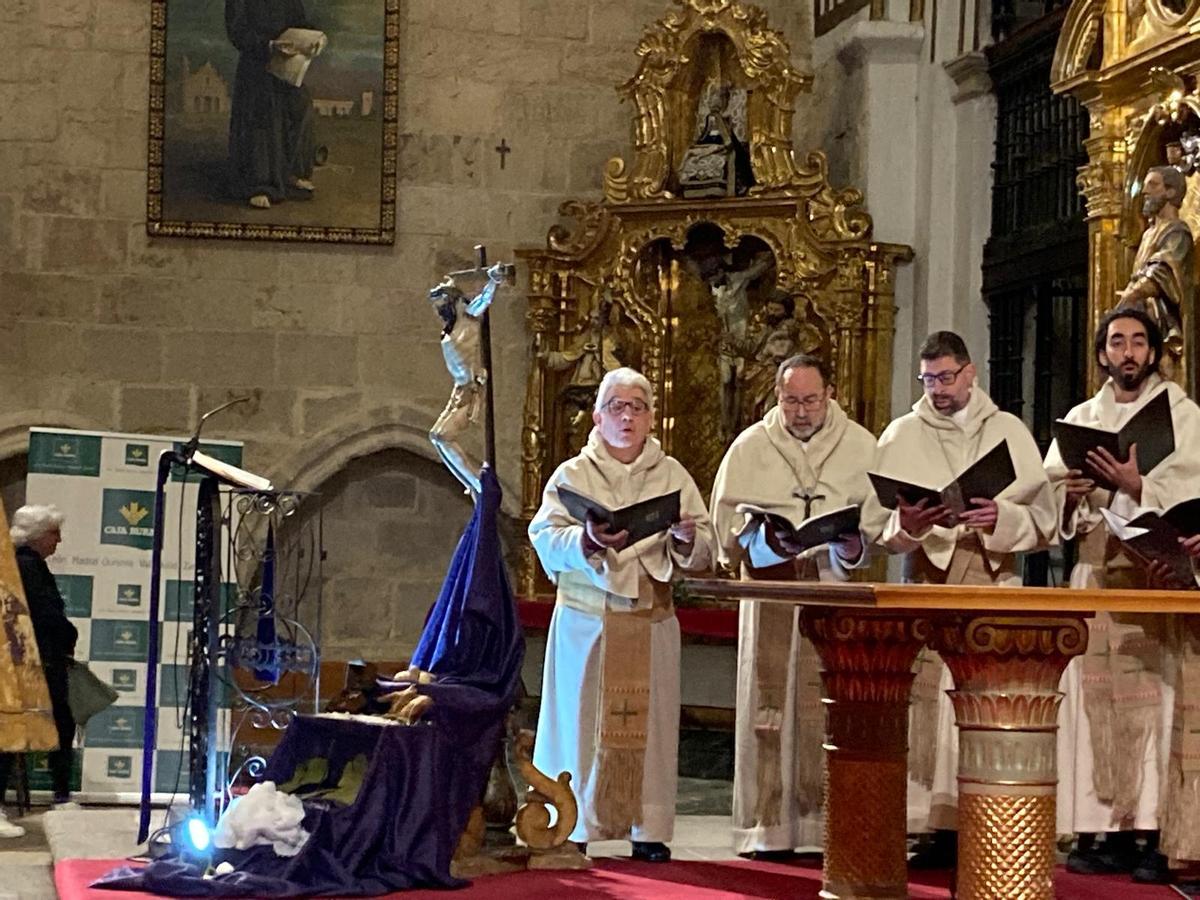Un crucificado presidía el altar.jpeg Un crucificado presidía el altar.jpeg
