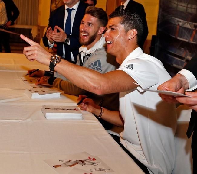 Cristiano Ronaldo y Sergio Ramos firman autógrafos en el Hotel Santa Catalina.