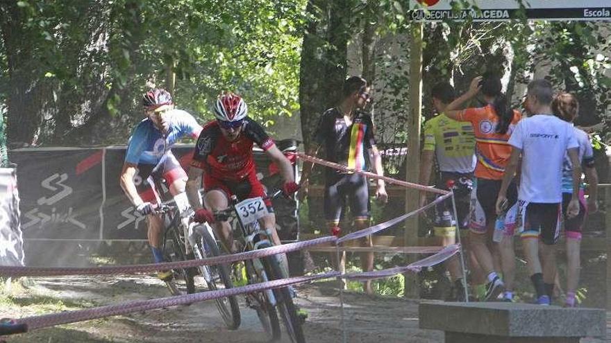 Un momento de carrera máster sub 30 en Maceda . // Jesús Regal.