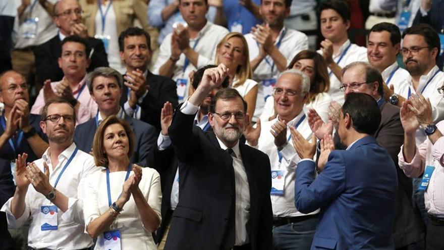 Rajoy aclamado por todo el PP en su entrada acompañado de Cospedal y Maíllo