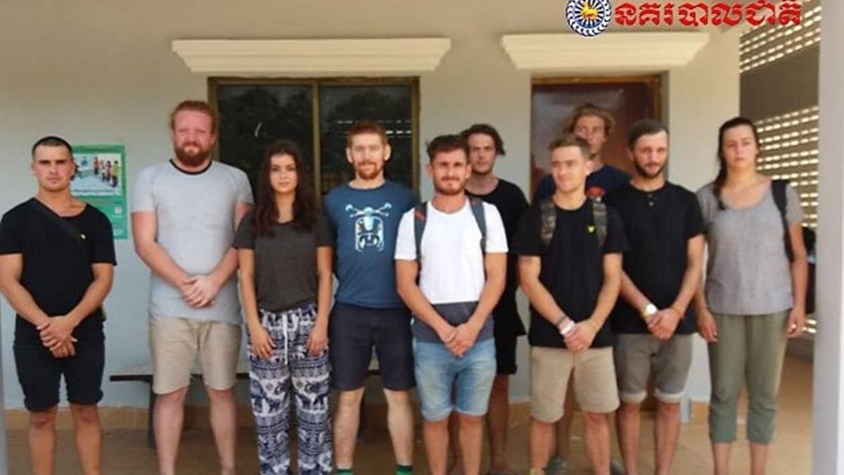 Un total de 10 jóvenes turistas que visitaban Camboya han sido detenidos por las autoridades del país por producir material &quot;pornográfico&quot; en una fiesta cerca del templo sagrado de Angkor Wat.