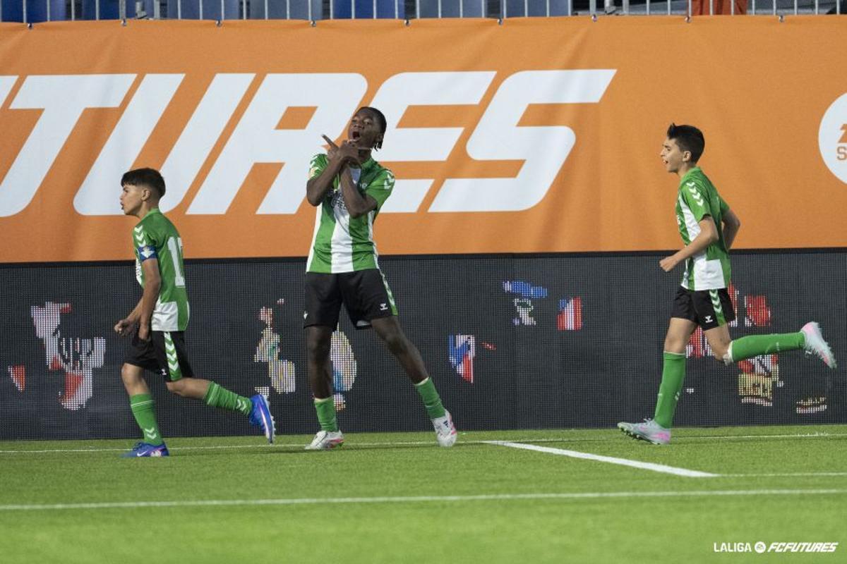 Candelá, jugador del Real Betis celebra su gol de cabeza