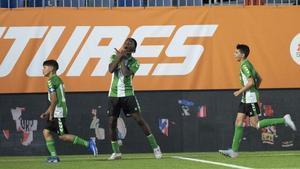 Candelá, jugador del Real Betis celebra su gol de cabeza