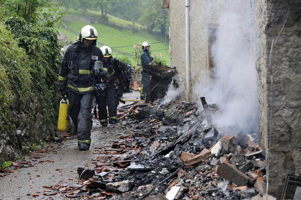 Fallece un hombre en un incendio en una casa de La Xerra, en Laviana