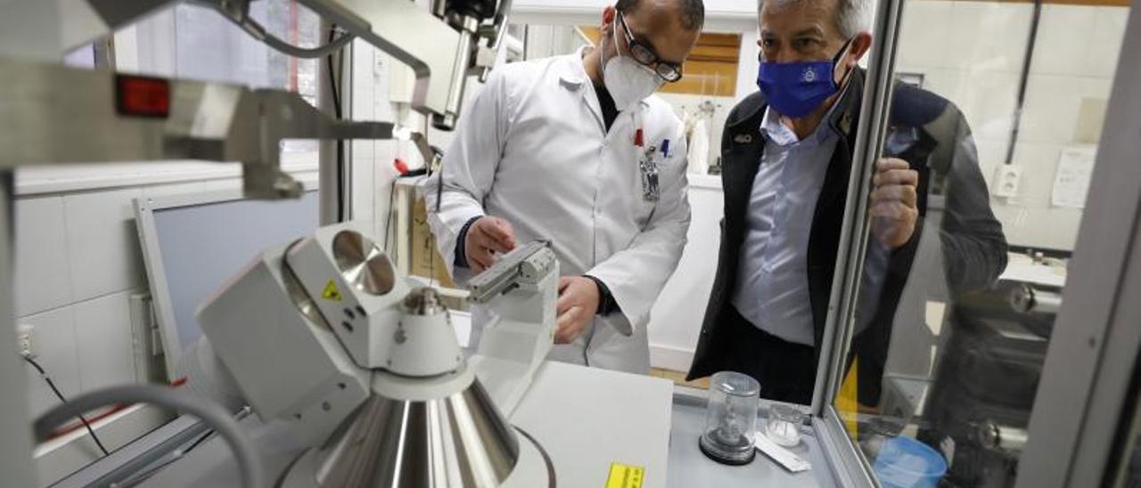 Santiago García Granda conversa con Mohammed Said mientras realiza labores de mantenimiento del difractómetro del laboratorio de su grupo de investigación en la facultad de Química. | Luisma Murias