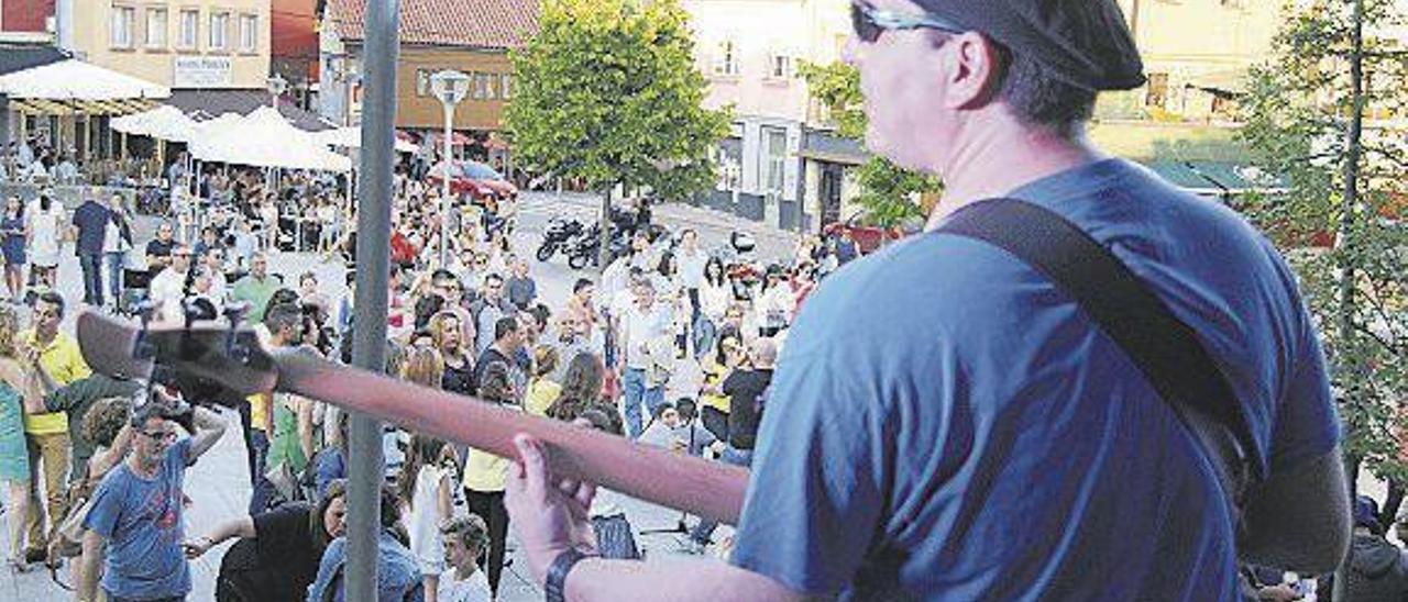 Hoguera como en todas partes, capillas y árbol como excepción polesa