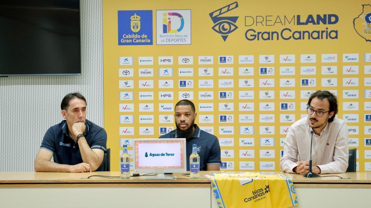 Willy Villar (izd.) junto a Brandon Jefferson y Jesús Morales, director de comunicación del Granca, durante la presentación del jugador.