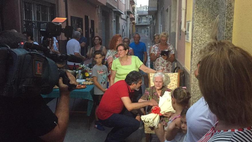 Amparo Ballester recibe un ramo de flores.