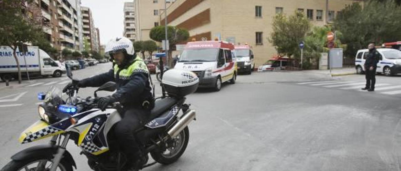 Una ambulancia sale del antiguo hospital Francesc de Borja el día del traslado al nuevo centro, el pasado abril