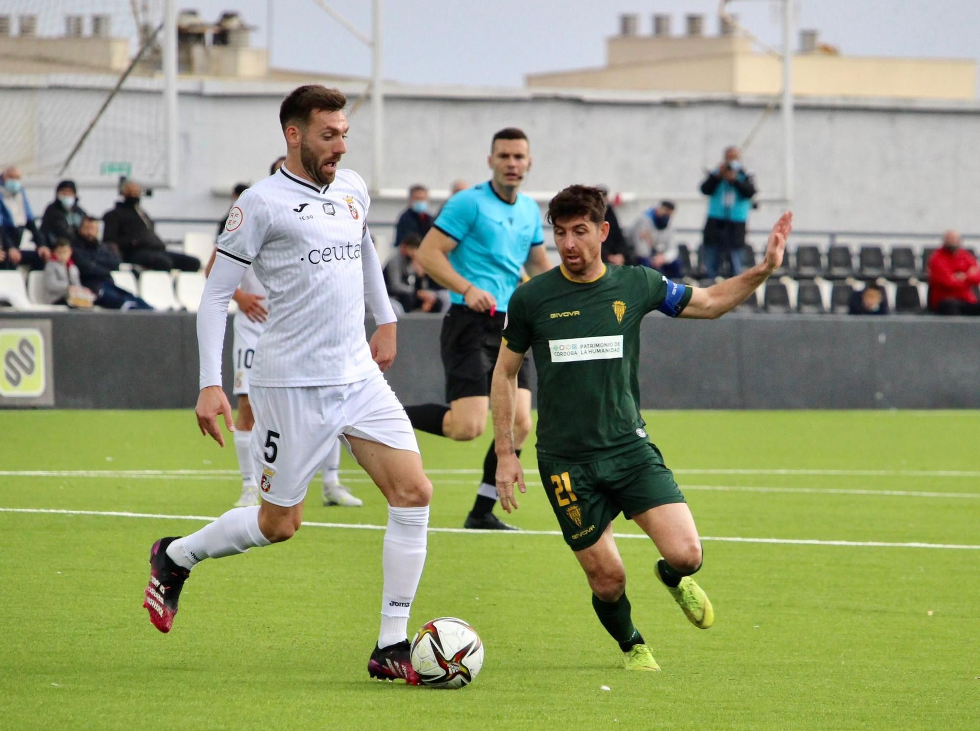 Javi Flores, en el Ceuta-Córdoba CF de la pasada temporada en Segunda RFEF.