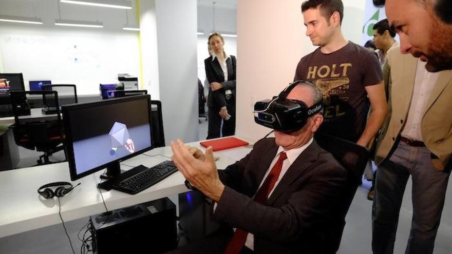 El alcalde, ayer, probando un sistema de realidad virtual en el nuevo espacio.