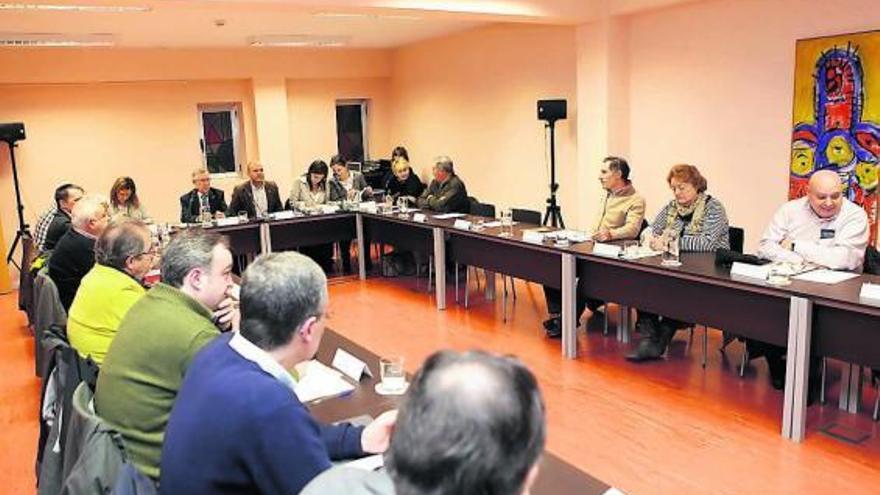 Reunión del consejo de distrito Oeste, ayer, en el Ateneo de La Calzada, con Arrieta, Barbillo y Carmen Alsina al fondo.