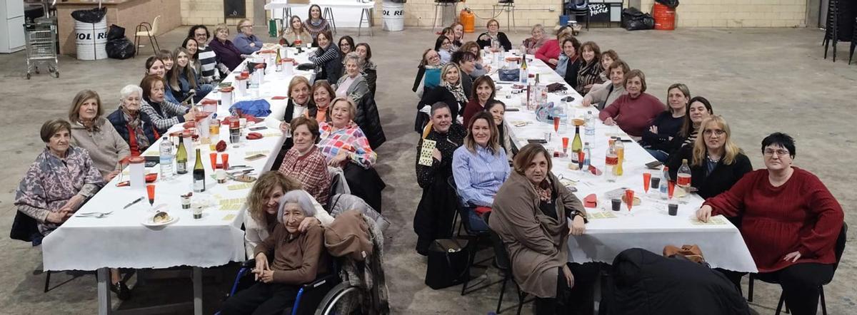 En Mezalocha, la Asociación de Mujeres Águila Real organizó como cada año una comida de hermandad.