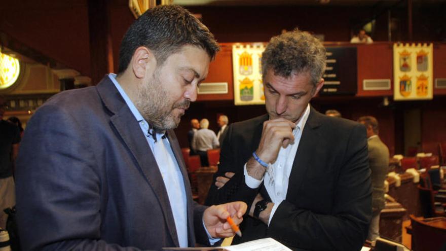 Miguel Sánchez y Óscar Urralburu, ayer en la Asamblea.