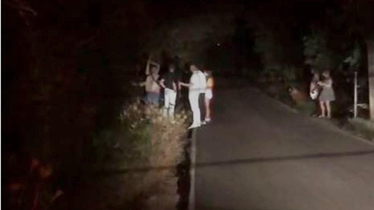 Imagen del vídeo de unos vecinos que se toparon con el punto de encuentro de la fiesta. | D.I.
