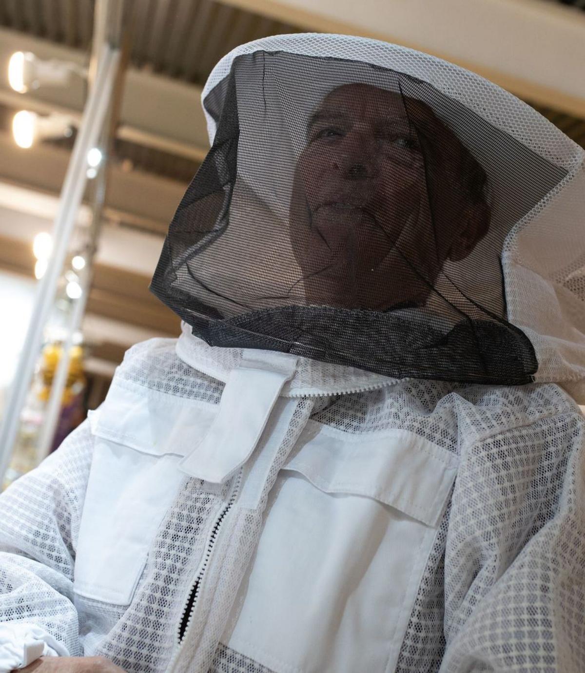 Un hombre se prueba un traje de apicultor en la feria. | Ana Burrieza