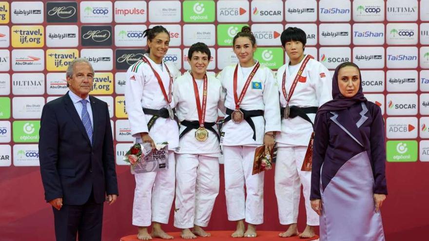 Julia Figueroa, la segunda por la izquierda, en el podio de Abu Dhabi.