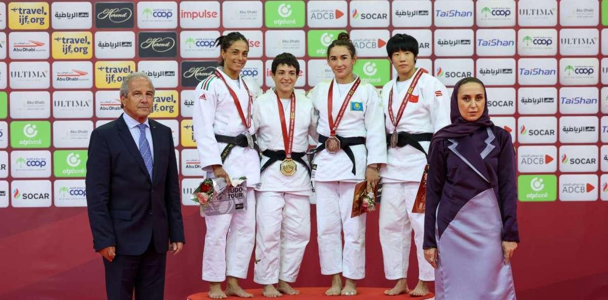 Julia Figueroa, la segunda por la izquierda, en el podio de Abu Dhabi.