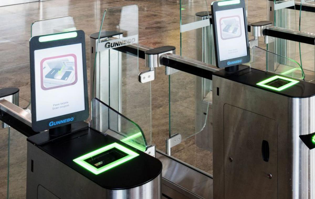 Lectores automáticos de las tarjetas de embarque.