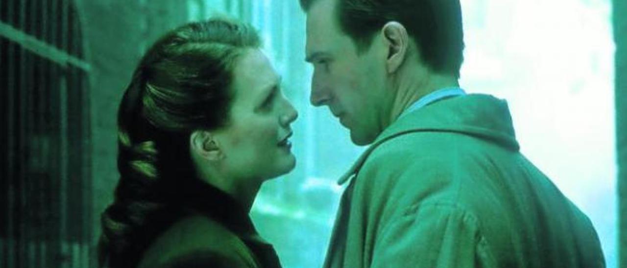 Julianne Moore y Ralph Fiennes, en un fotograma de &#039;El fin del affaire&#039; (1999), la película de Neil Jordan.