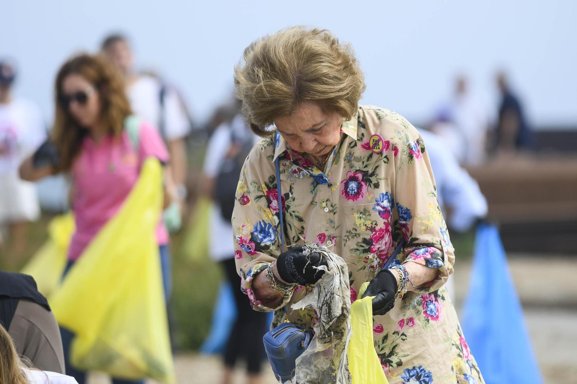 16092023-REINA SOFIA PARTICIPA EN RECOGIDA DE BASURAS EN LA MANGA CALA DEL ESTACIO SAN JAVIER -32.JPG