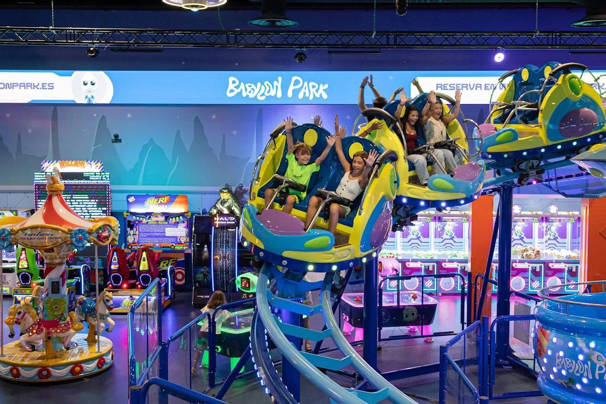 Interior de un parque de diversión de Babylon Park.