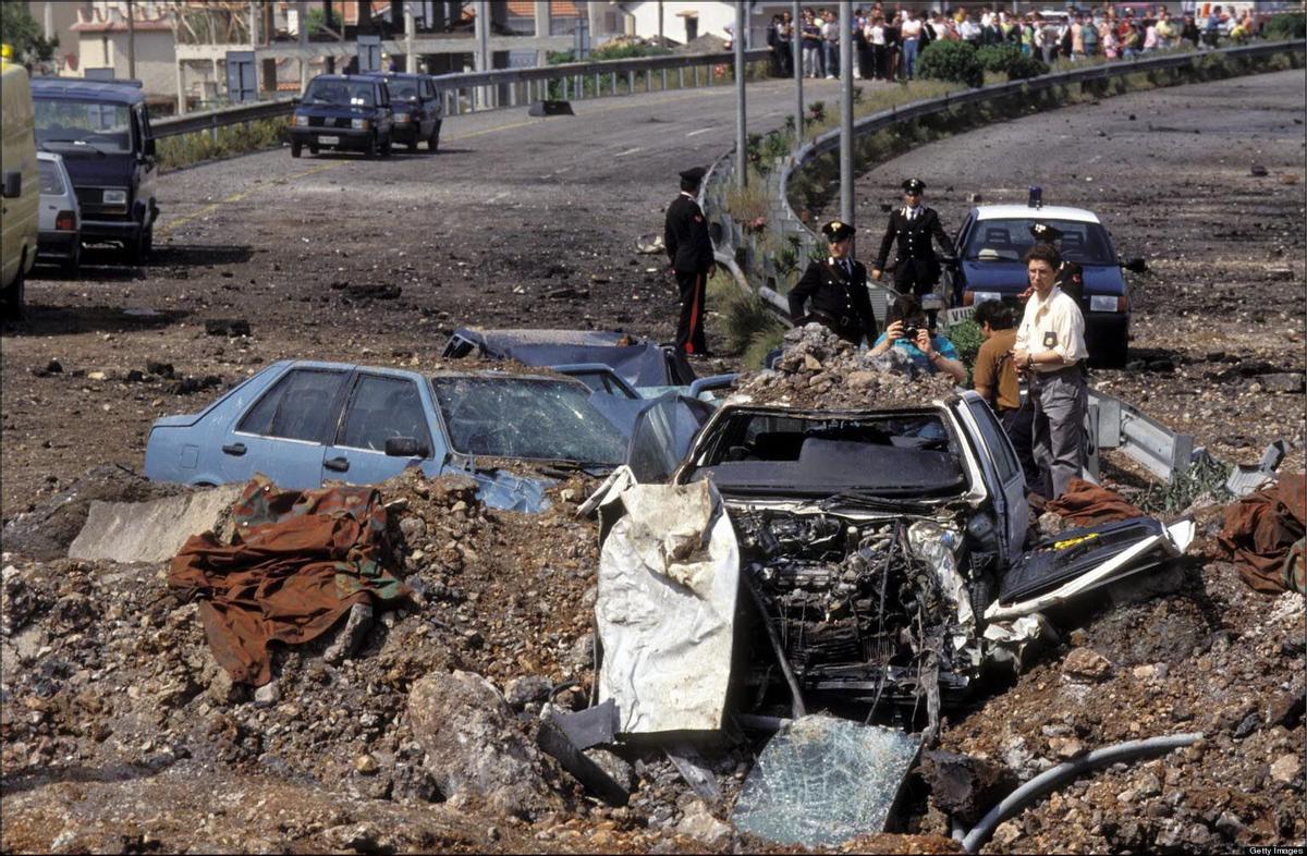 ........FOTO SIN DERECHOS. GETTY IMAGES........ The scene of the large bomb explosion which killed Italian judge Giovanni Falcone in Palermo, 24th May 1992, the attack was organised as revenge for convicting members of the Mafia. His wife Francesca Morvillo and body guards Rocco Dicillo, Antonio Montinaro and Vito Schifani were also killed in the blast. (Photo by Pool SCORCELLETTI/SESTINI/Gamma-Rapho via Getty Images). PUBLICADA MASPERIODICO 08/11/2015 P 5(FRANCE OUT)