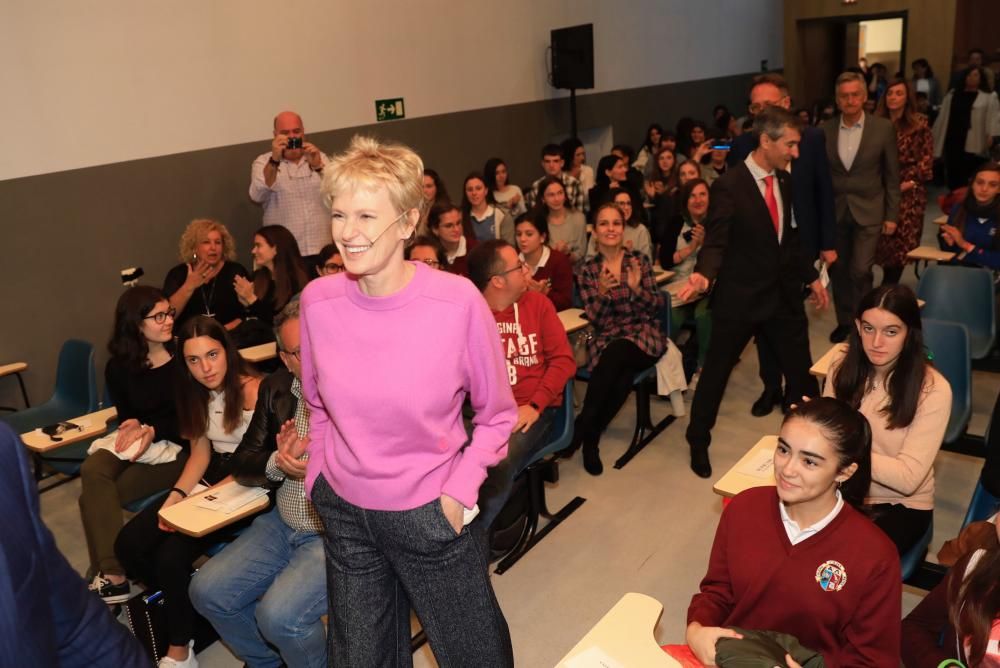 iri Hustvedt mantiene un encuentro con estudiantes en Oviedo.