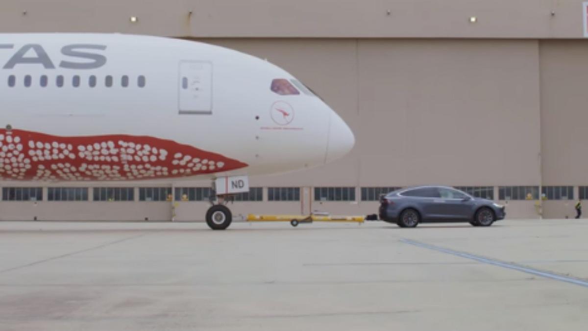 El Tesla  Model X P100D arrastrando un Boing 787-9 Dreamliner de 130 toneladas.
